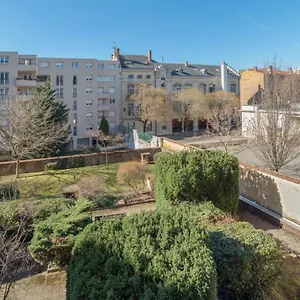 charming-1br-on-the-saone-riverbank-lyon.hotels-rhonealpes.com/